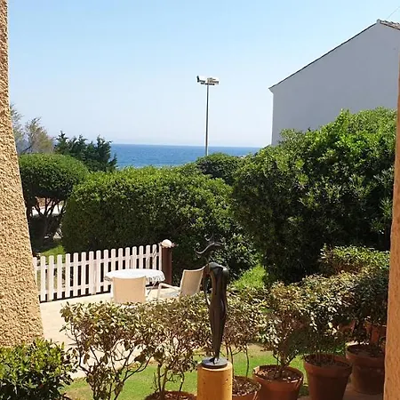 Casa Con Jardin A 30 Metros De La Playa. Vc.