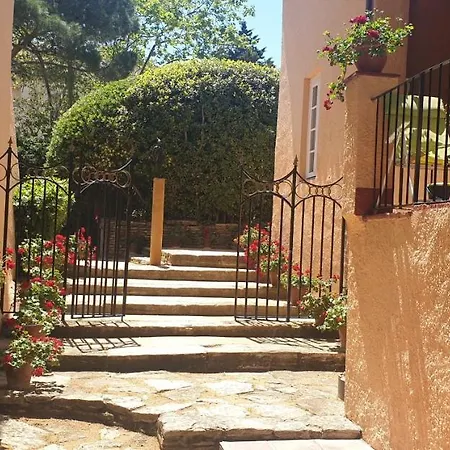 Casa Con Jardin A 30 Metros De La Playa. Vc.
