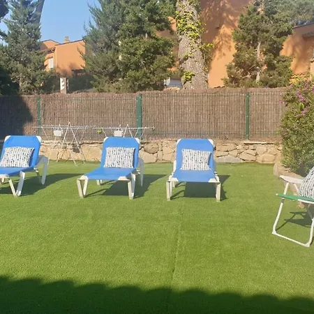 Casa Con Jardin A 30 Metros De La Playa. Vc. *