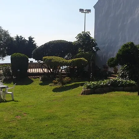 Casa Con Jardin A 30 Metros De La Playa. Vc. *