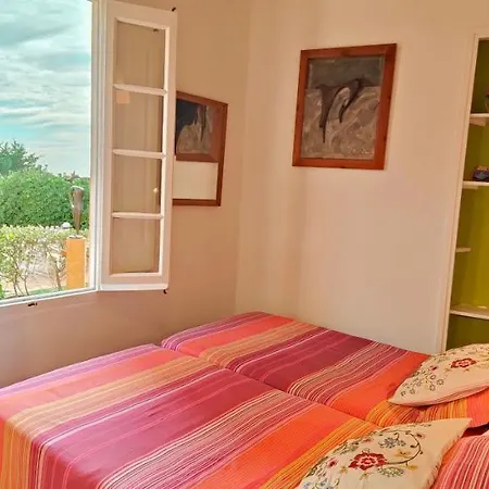 Casa Con Jardin A 30 Metros De La Playa. Vc. 別荘