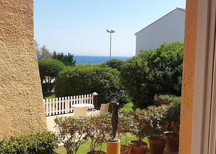 Casa Con Jardin A 30 Metros De La Playa. Vc.