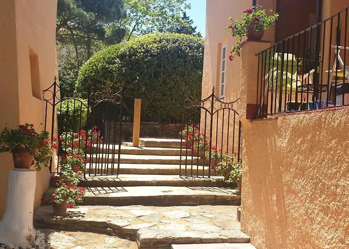 Casa Con Jardin A 30 Metros De La Playa. Vc.